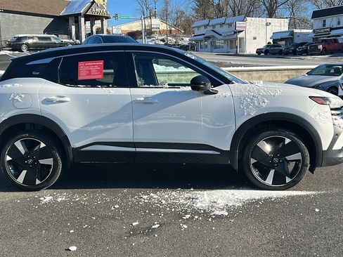 Certified 2025 Nissan Kicks SR image 12