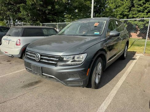 Used 2018 Volkswagen Tiguan SE image 2