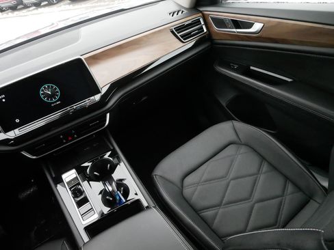 Certified 2025 Volkswagen Atlas SE image 11