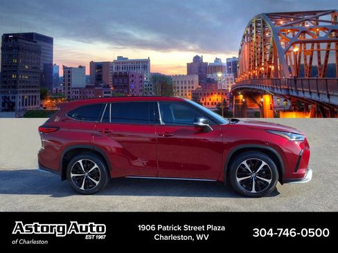 Used 2022 Toyota Highlander XSE image 2