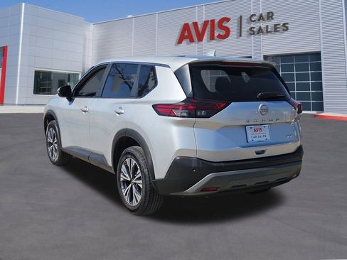 Used 2023 Nissan Rogue SV image 3