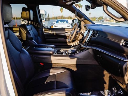 Used 2024 Jeep Wagoneer Series II w/ Flexible Seating Group image 20