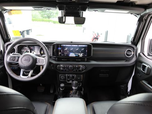 Used 2024 Jeep Wrangler Unlimited Sahara w/ Technology Group AWD/4WD image 17