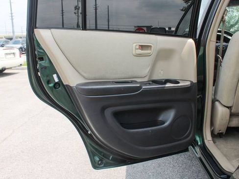 Used 2001 Toyota Highlander 2WD w/ Quick-Order Pkg image 25