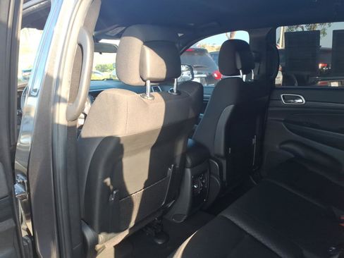 Used 2020 Jeep Grand Cherokee Laredo RWD image 9