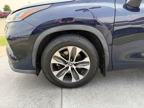 Used 2020 Toyota Highlander XLE AWD/4WD image 4