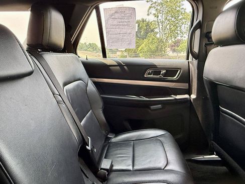 Used 2017 Ford Explorer XLT w/ Equipment Group 202A AWD/4WD image 33