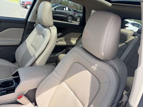 Used 2022 Lincoln Corsair AWD w/ Premium Package image 11