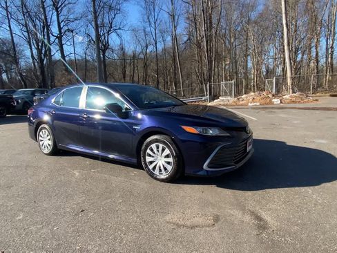 Used 2021 Toyota Camry LE image 3