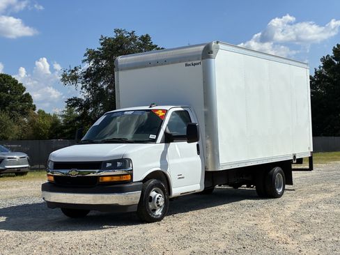 Used 2024 Chevrolet Express 4500 Extended w/ Power Convenience Package RWD image 5