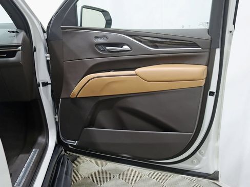 Used 2021 Cadillac Escalade Premium Luxury AWD/4WD image 34