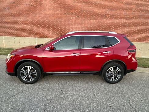 Used 2017 Nissan Rogue SL image 2