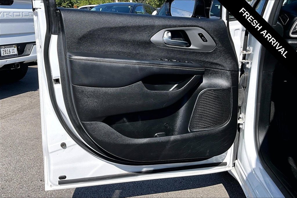 Used 2025 Chrysler Pacifica Select FWD image 20