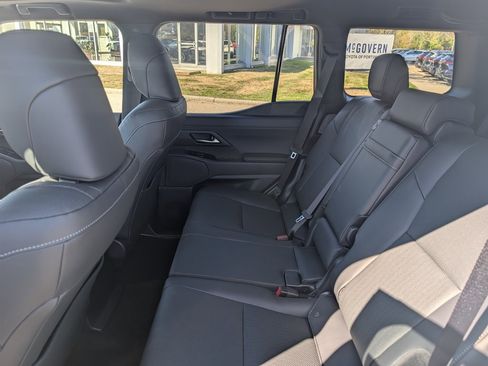 Used 2025 Lexus GX 550 w/ Accessory Package (Z1) image 17