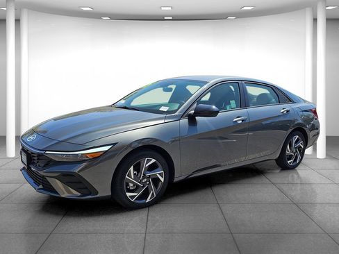 Certified 2025 Hyundai Elantra Sport FWD image 3