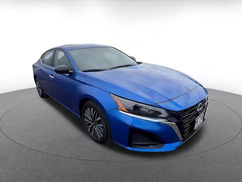 Used 2025 Nissan Altima 2.5 SV FWD image 3