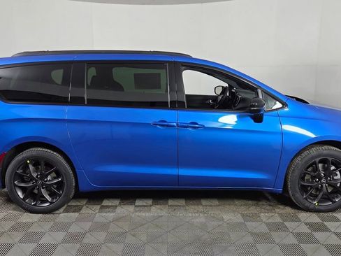 New 2026 Chrysler Pacifica Select w/ S Appearance Package image 9