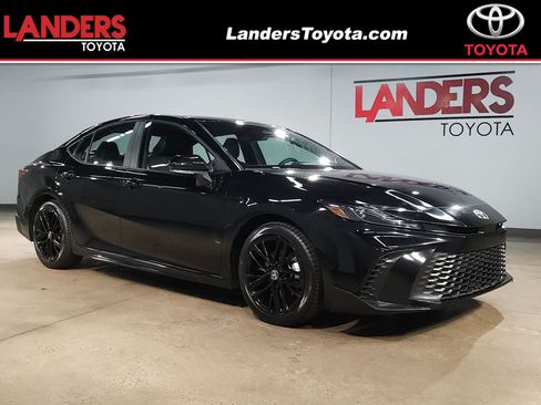 Used 2025 Toyota Camry SE FWD image 1