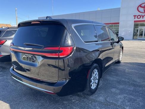 Used 2024 Chrysler Pacifica Touring-L FWD image 1