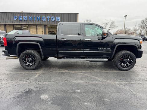 Used 2019 GMC Sierra 2500 Denali w/ Duramax Plus Package AWD/4WD image 8
