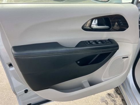 Used 2022 Chrysler Pacifica Limited w/ Uconnect Theater Family Group image 6