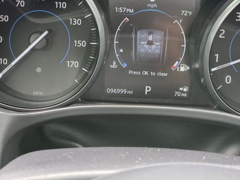 Used 2017 Jaguar F-PACE Premium image 16