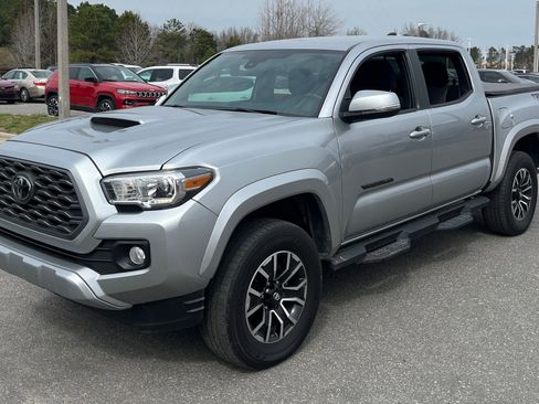 Used 2022 Toyota Tacoma TRD Sport w/ Technology Package image 3