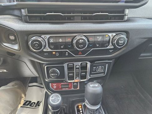 Used 2025 Jeep Wrangler Unlimited Sport AWD/4WD image 16
