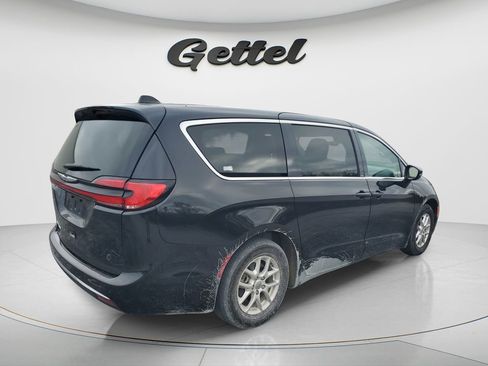 Used 2023 Chrysler Pacifica Touring-L image 4