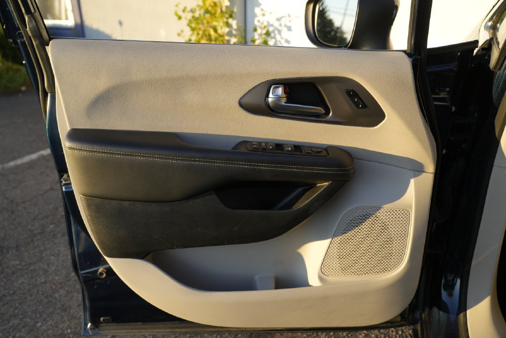 Used 2023 Chrysler Pacifica Touring-L FWD image 19