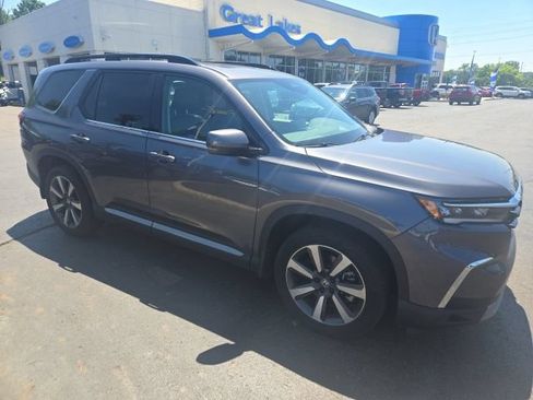 Used 2025 Honda Pilot Touring image 1