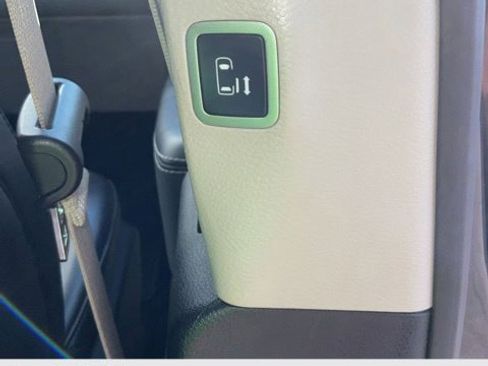 Used 2023 Chrysler Pacifica Touring-L image 14