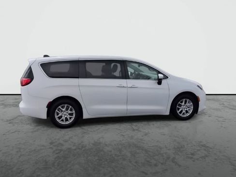 Used 2023 Chrysler Voyager LX FWD image 9