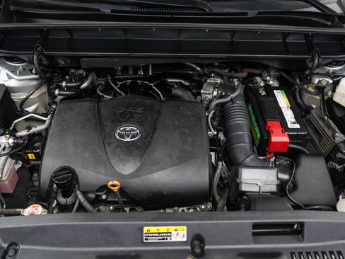 Used 2021 Toyota Highlander XLE AWD/4WD image 33
