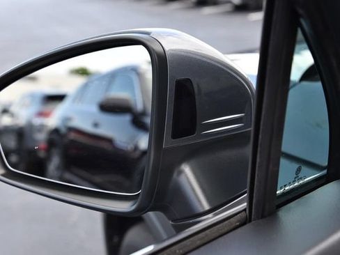 Used 2023 Volkswagen Tiguan SE w/ Panoramic Sunroof Package FWD image 9