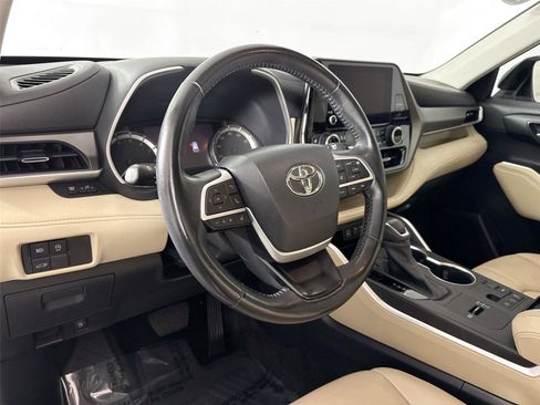 Certified 2023 Toyota Highlander XLE image 13