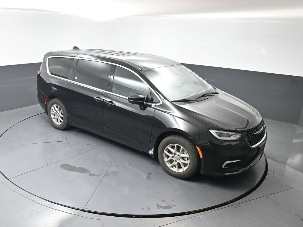 Used 2025 Chrysler Pacifica Select FWD image 11