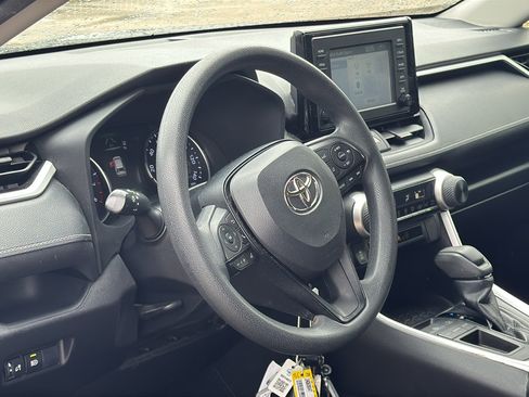 Used 2019 Toyota RAV4 LE FWD image 10