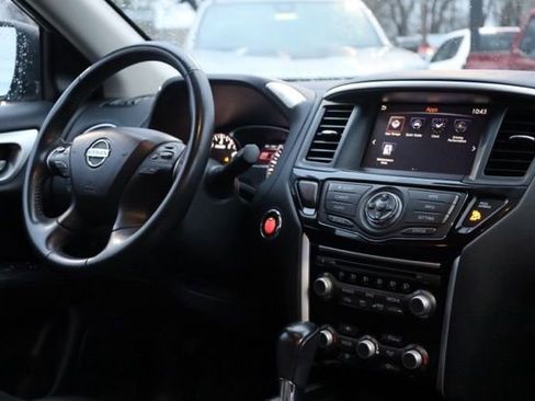 Used 2019 Nissan Pathfinder SV image 36