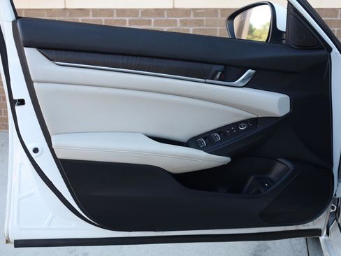 Used 2018 Honda Accord EX image 12