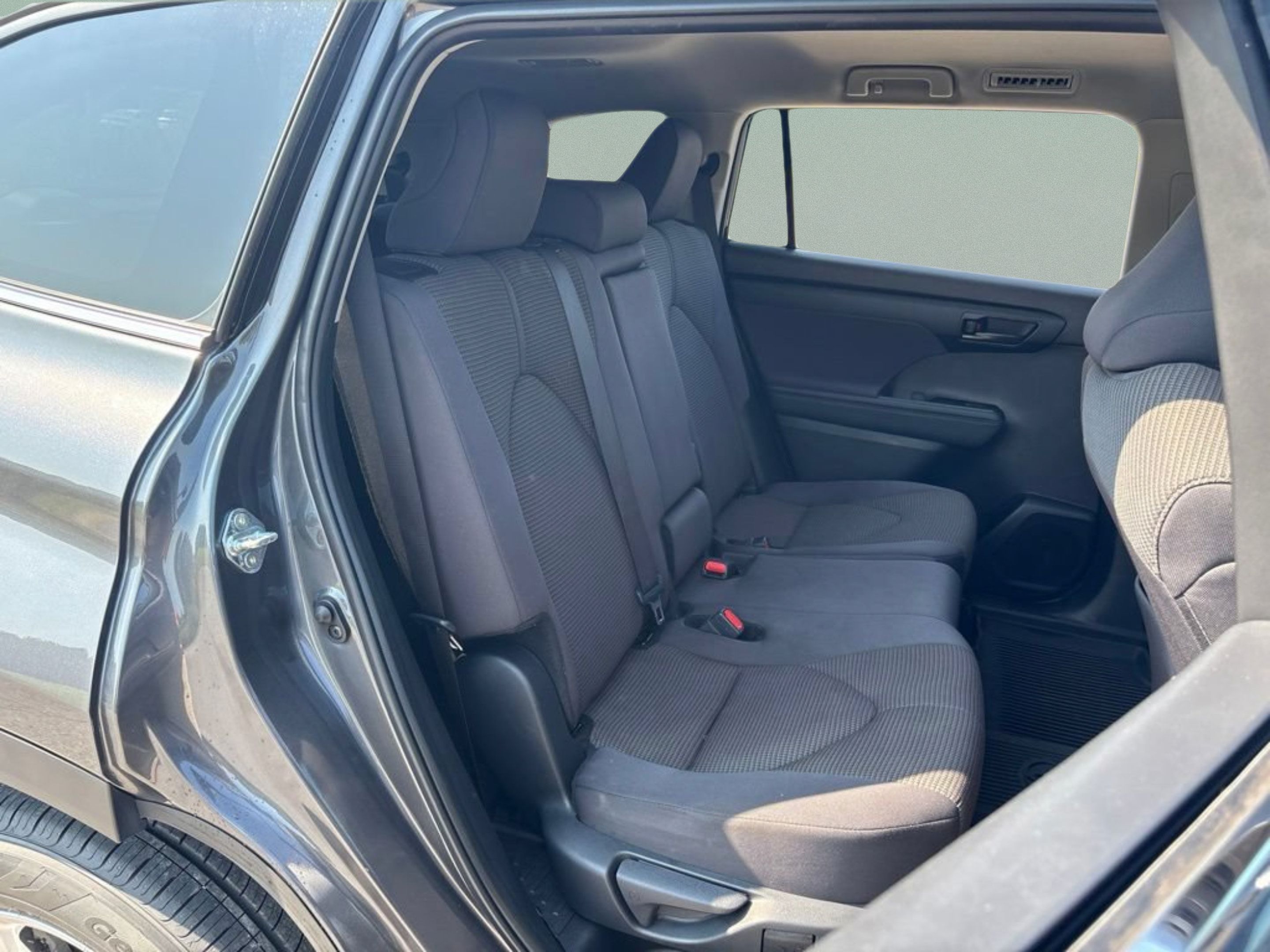 Used 2025 Toyota Highlander LE FWD image 16
