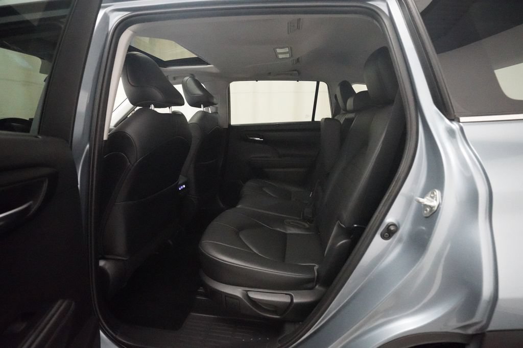 Used 2020 Toyota Highlander XLE FWD image 16