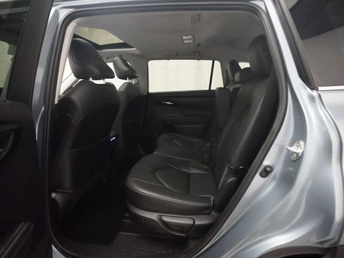 Used 2020 Toyota Highlander XLE FWD image 16
