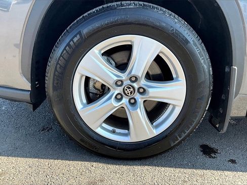 Used 2024 Toyota Highlander LE image 9