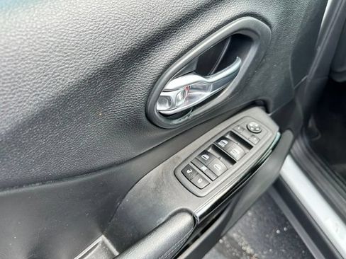 Used 2019 Jeep Cherokee Latitude Plus FWD image 15