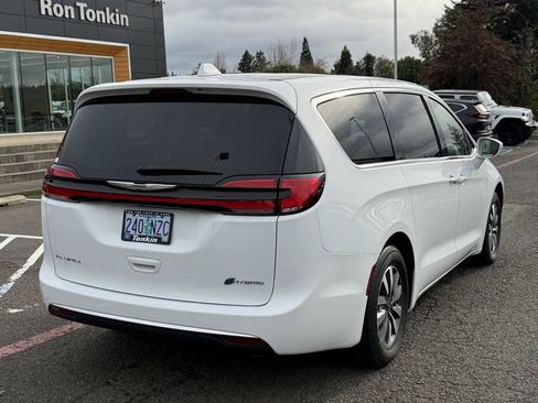 Used 2022 Chrysler Pacifica Touring-L image 8