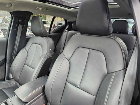 Certified 2025 Volvo XC40 B5 Plus w/ Protection Package Premier image 23