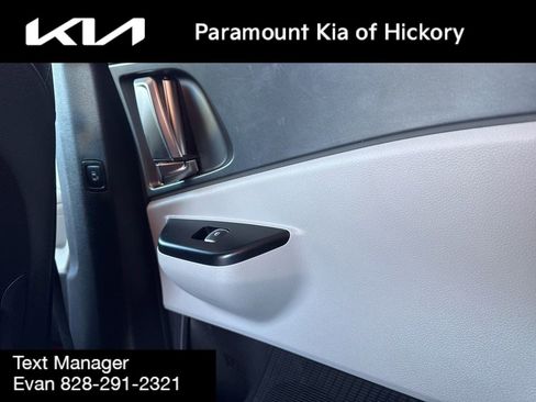 Used 2023 Kia Carnival LX image 18