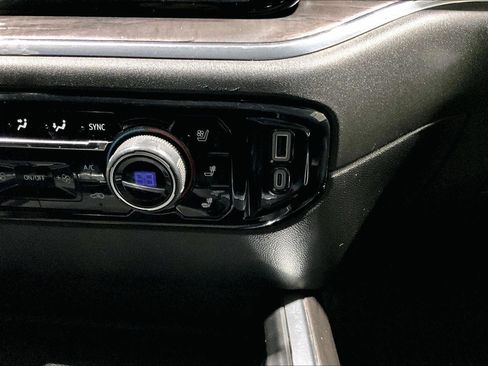 Used 2024 Chevrolet Silverado 2500 LTZ w/ LTZ Convenience Package image 34