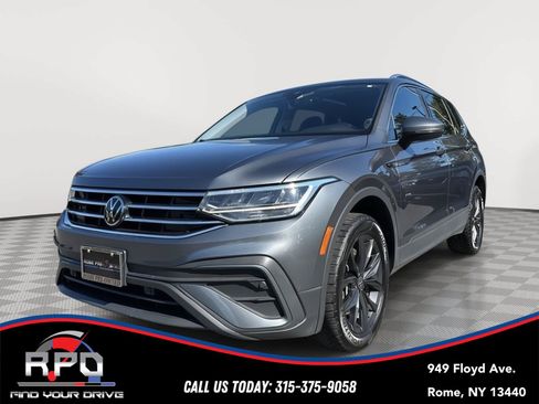 Used 2022 Volkswagen Tiguan SE AWD/4WD image 1